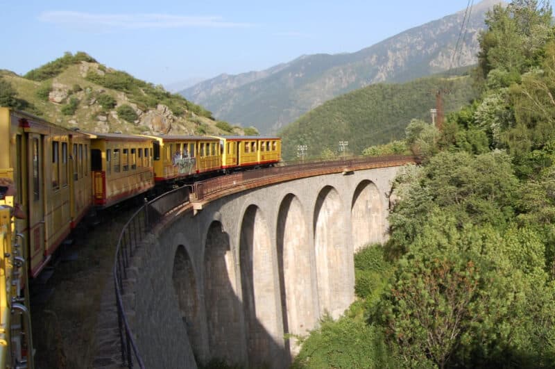 le petit train jaune ligne de cerdagne top 10 plus beaux train europe